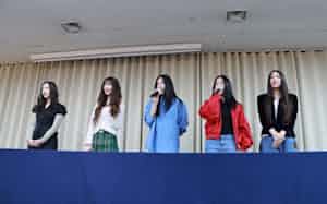 NewJeansメンバーらは事務所と対立していた(2024年11月、ソウルでの記者会見)=安成福撮影 NewJeansメンバーらは事務所と対立していた(2024年11月、ソウルでの記者会見)=安成福撮影