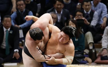 藤ノ川(右)が寄り切りで獅司を破る(福岡国際センター)=共同