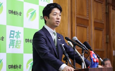 記者会見する日本維新の会の藤田共同代表(12日、国会内)