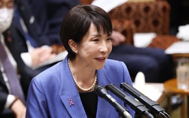 参院予算委で答弁する高市首相(12日)