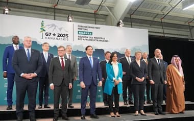 記念撮影に臨むG7や招待国の外相ら(12日、ナイアガラ)