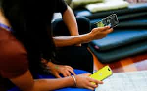 オーストラリア・メルボルンで、スマートフォンを手にする生徒ら(2024年11月)=ロイター オーストラリア・メルボルンで、スマートフォンを手にする生徒ら(2024年11月)=ロイター