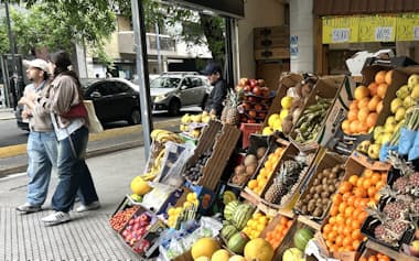 果物や野菜を販売する食料品店(10月、ブエノスアイレス)