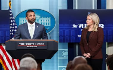 パテルFBI長官㊧は中国との合意で「フェンタニルをつくり出す供給ルートを遮断した」と強調した=ロイター