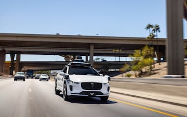高速道路を走るウェイモのロボタクシー(米アリゾナ州フェニックス)=同社提供