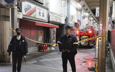 大阪市西成区の火災現場付近=13日午前2時29分