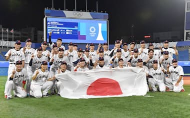 東京五輪の野球で金メダルを獲得し記念写真に納まる日本ナイン(21年8月)