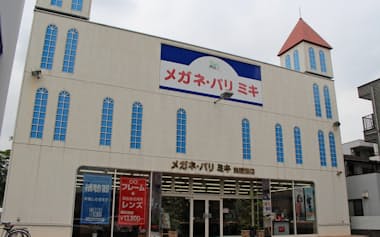 城型デザインの郊外店を中心に店舗の統廃合を進める