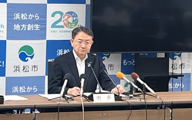 11月補正予算案を発表した中野市長(13日、浜松市)