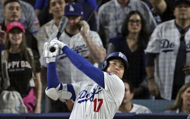 10月17日のナショナル・リーグ優勝決定シリーズのブルワーズ戦の7回、この試合3本目の本塁打を放つドジャース・大谷翔平=共同