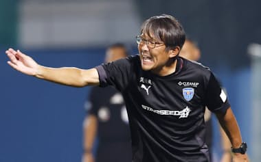 退任を発表した横浜FCの三浦文丈監督=共同