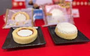 生クリームを50%増量したロールケーキ㊨と通常品(13日、東京都港区) 生クリームを50%増量したロールケーキ㊨と通常品(13日、東京都港区)