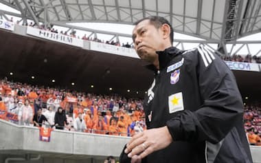 退任を発表した新潟の入江徹監督=共同