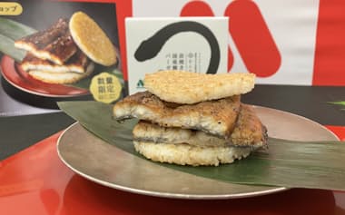 国産ウナギを使った1個あたり3000円のライスバーガー(13日、東京都品川区)