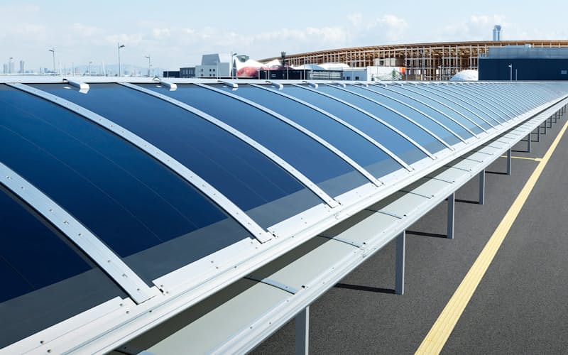 大阪・関西万博会場のバスターミナルに設置されたペロブスカイト太陽電池 大阪・関西万博会場のバスターミナルに設置されたペロブスカイト太陽電池