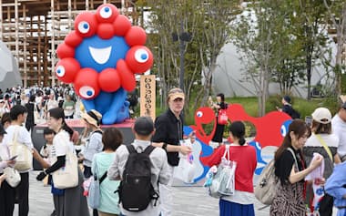 万博会場を訪れた外国人ら観光客(10月13日、大阪市此花区)