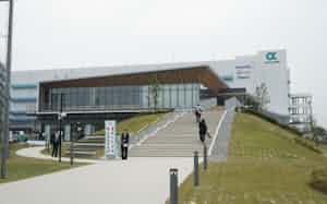 「GLPアルファリンク尼崎」は延べ床面積約37万平方メートルの広さを誇り、市民も利用できるスペースも設ける(13日、兵庫県尼崎市) 「GLPアルファリンク尼崎」は延べ床面積約37万平方メートルの広さを誇り、市民も利用できるスペースも設ける(13日、兵庫県尼崎市)