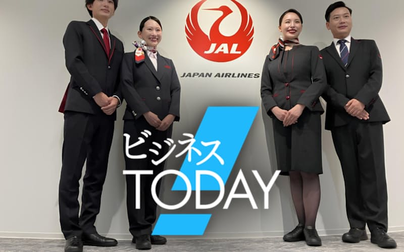 スニーカーを着用したJALの客室乗務員ら(13日、東京都大田区) スニーカーを着用したJALの客室乗務員ら(13日、東京都大田区)