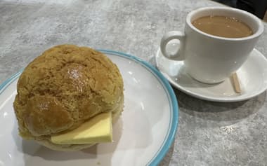 パイナップルパンにバターを挟んだ「菠蘿油」(ポーローヤウ)(12日、香港)