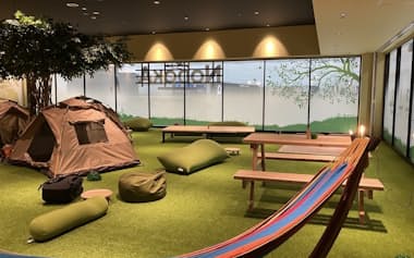 ノドカの芝生エリアではハンモックやクッションなどが置かれている(10月、千葉県成田市)