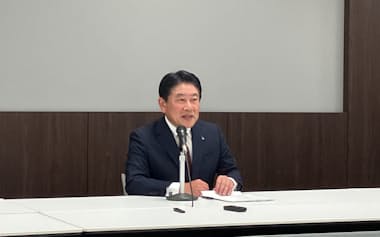 記者会見する浅野茂社長(13日、名古屋市)