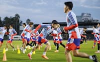 ガーナ戦に向け、調整する遠藤(中央)ら日本代表(12日、千葉市内)=共同