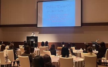 りそな銀行は女性経営者らの交流会を開いた(13日、大阪市)