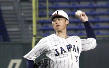 練習する野球日本代表の曽谷(13日、東京ドーム)=共同