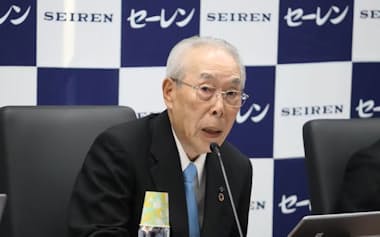 決算記者会見に臨む川田会長(13日、福井市)