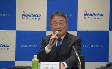 記者会見する西日本鉄道の林田浩一社長(13日、福岡市)