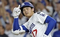 米大リーグ、ブルワーズとのリーグ優勝決定シリーズ第4戦で、この試合3本目の本塁打を放ち、ベンチに合図を送るドジャースの大谷翔平=10月17日、ロサンゼルス(共同)