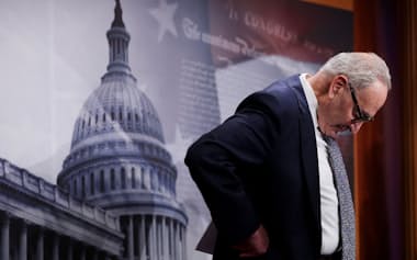 上院民主トップのシューマー院内総務は上院に47人いる民主系のうち8人の造反を許した=ロイター