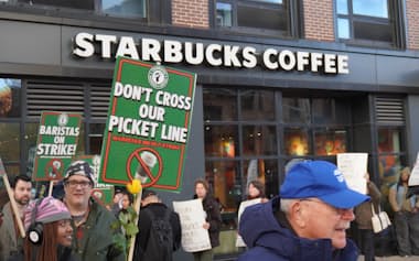 ストライキ中のスタバ店舗の前でピケを張る組合員ら(13日、ニューヨーク市ブルックリン区)