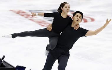 公式練習で調整するペアの三浦璃来㊧、木原龍一組(13日、レークプラシッド)=共同