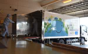 愛知県みよし市では給食配送に燃料電池小型トラックを導入した(14日、愛知県みよし市) 愛知県みよし市では給食配送に燃料電池小型トラックを導入した(14日、愛知県みよし市)