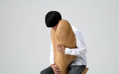 カンディハウスのハグチェアーは有機的な形状が特徴=同社提供