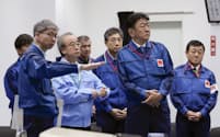 事故を想定した訓練を前に説明を受ける新潟県の花角知事(手前左から2人目、14日午前、新潟県刈羽村)=共同