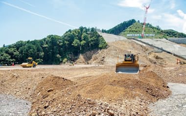 大成建設が施工を手掛けた南摩ダム本体建設工事の現場。無人施工を導入した。写真は2022年の現場の様子(写真:大村拓也)