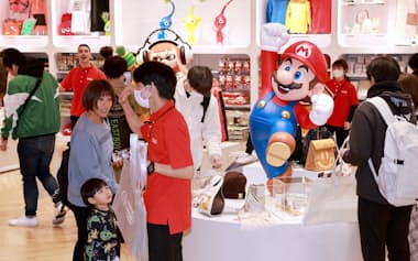 多くの人でにぎわう任天堂直営のグッズ店「ニンテンドーフクオカ」(14日、福岡市)