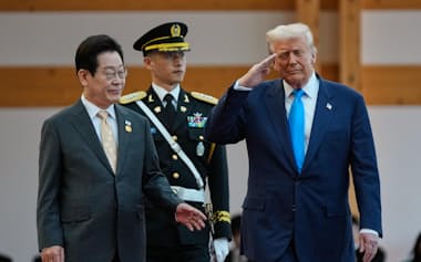 トランプ米大統領(右)と韓国の李在明大統領(10月29日、韓国・慶州)=AP共同