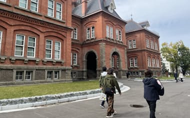 訪日客は前年同月比7%増だったが、全体は3%減った(10月、札幌市の北海道庁旧本庁舎)