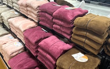 トライアルが西友の既存店に開いた衣料品ショップで販売するフリース(14日、東京都世田谷区)