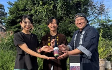 埼玉県の歴史ある酒造のラベルに、パラアートが採用された(写真左が玉置さん、四鏡提供)