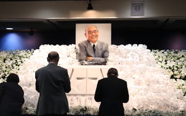 「お別れの会」の祭壇にはスーツ姿でほほ笑む田宮氏の遺影が飾られた(14日、静岡市)