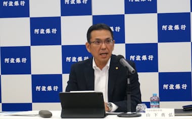 決算内容を説明する山下真弘専務(14日、徳島市)