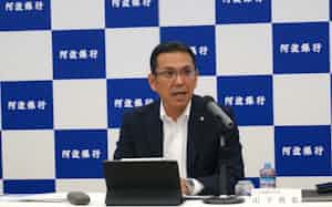 決算内容を説明する山下真弘専務(14日、徳島市) 決算内容を説明する山下真弘専務(14日、徳島市)