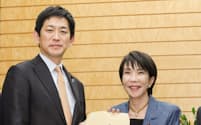 高市首相に総合経済対策に向けた提言を申し入れる自民党の小林政調会長(11日、首相官邸)