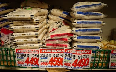 2025年産の新米は5000円前後で店頭に並ぶ(11日、スーパーマルサン越谷花田店=埼玉県越谷市)