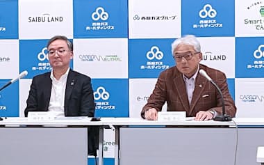 記者会見する加藤社長㊨(14日、福岡市)