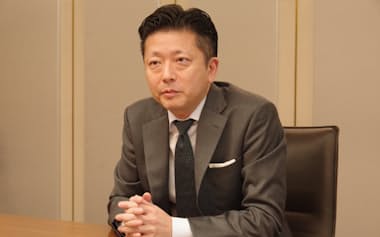 インタビューに答える電通グループの遠藤茂樹グローバルCFO(14日、東京都港区)